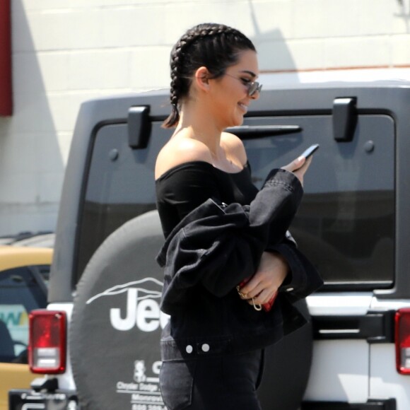 Exclusif - Kendall Jenner est allée déjeuner avec une amie au restaurant Joan's à West Hollywood, le 30 juin 2017.