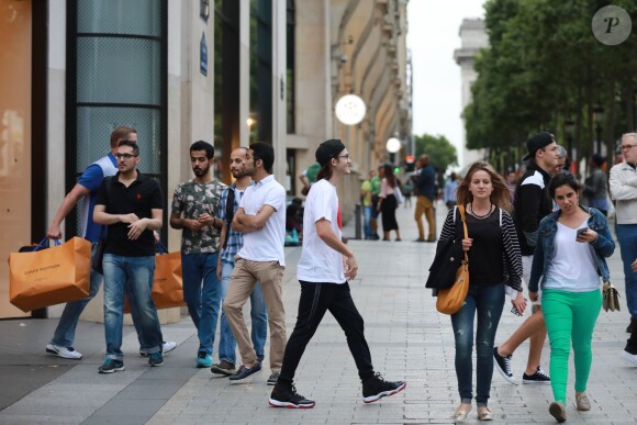 Exclusif - René-Charles Angélil fait du shopping avec ses amis chez Louis Vuitton, sur l'Avenue des Champs-Elysées, à Paris, le 11 juillet 2017.