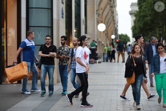 Exclusif - René-Charles Angélil est sorti faire du shopping avec ses amis chez Louis Vuitton, sur l'Avenue des Champs-Elysées, à Paris, le 11 juillet 2017.