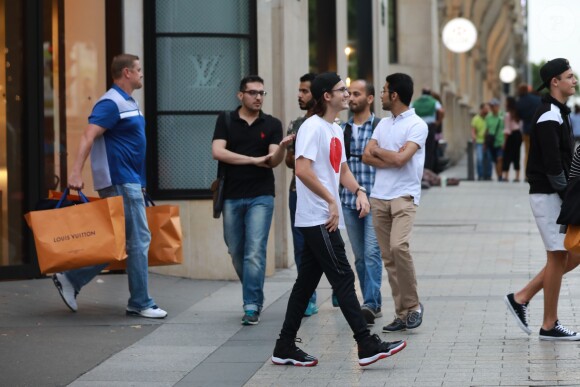 Exclusif - René-Charles Angélil est sorti faire du shopping avec ses amis chez Louis Vuitton, sur l'Avenue des Champs-Elysées, à Paris, le 11 juillet 2017.