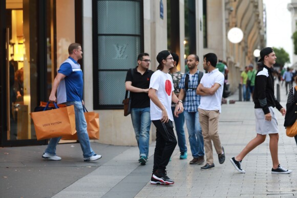 Exclusif - René-Charles Angélil est sorti faire du shopping avec ses amis chez Louis Vuitton, sur l'Avenue des Champs-Elysées, à Paris, le 11 juillet 2017.