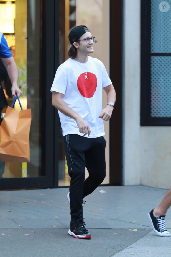 Exclusif - René-Charles Angélil est sorti faire du shopping avec ses amis chez Louis Vuitton, sur l'Avenue des Champs-Elysées, à Paris, le 11 juillet 2017.