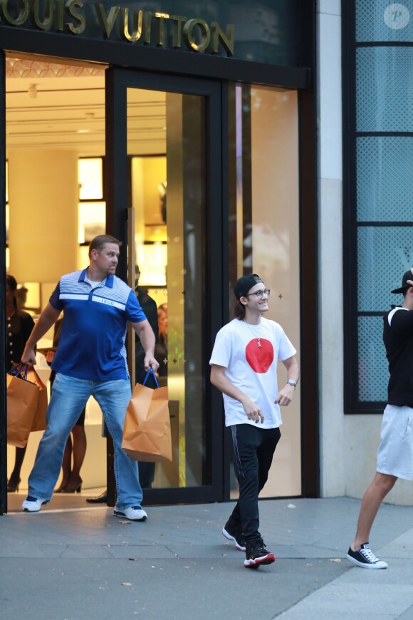 Exclusif - René-Charles Angélil est sorti faire du shopping avec ses amis chez Louis Vuitton, sur l'Avenue des Champs-Elysées, à Paris, le 11 juillet 2017.