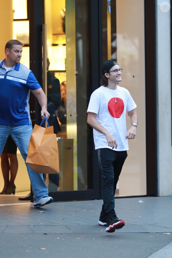 Exclusif - René-Charles Angélil est sorti faire du shopping avec ses amis chez Louis Vuitton, sur l'Avenue des Champs-Elysées, à Paris, le 11 juillet 2017.