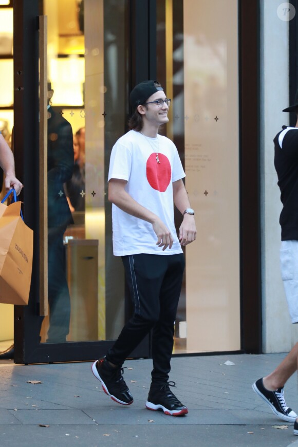 Exclusif - René-Charles Angélil est sorti faire du shopping avec ses amis chez Louis Vuitton, sur l'Avenue des Champs-Elysées, à Paris, le 11 juillet 2017.