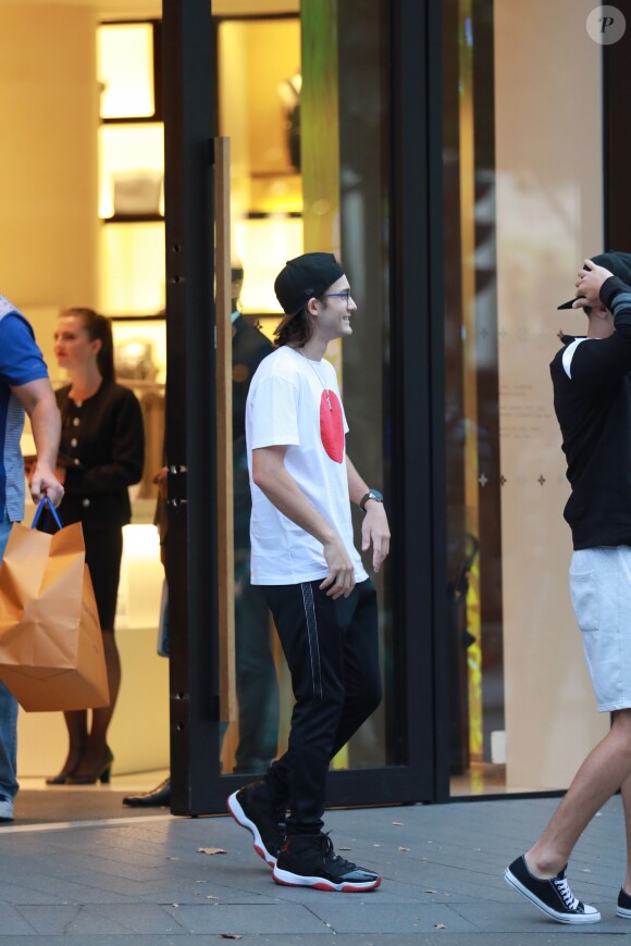 Exclusif - René-Charles Angélil est sorti faire du shopping avec ses amis chez Louis Vuitton, sur l'Avenue des Champs-Elysées, à Paris, le 11 juillet 2017.