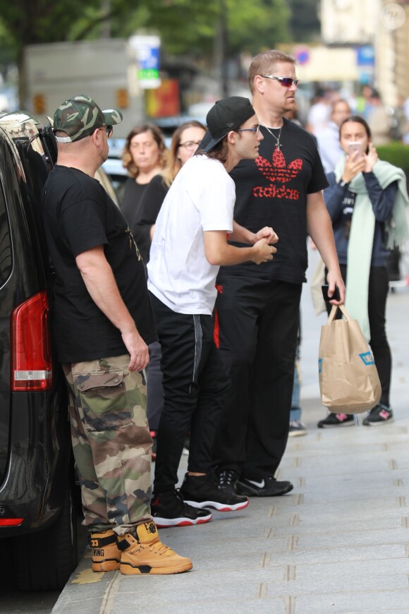 Exclusif - René-Charles Angélil est sorti faire du shopping avec ses amis chez Louis Vuitton, sur l'Avenue des Champs-Elysées, à Paris, le 11 juillet 2017.