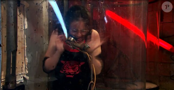 Agathe Auproux en panique dans la cabine abandonnée de "Fort Boyard", sur France 2 samedi 15 juillet 2017 dès 20h55.