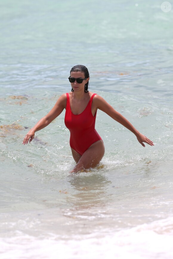 Ludivine Sagna avec son fils sur la plage de Miami, le 12 juillet 2017. © CPA/Bestimage