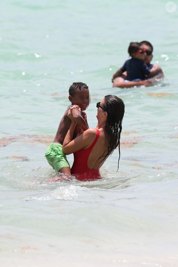 Ludivine Sagna avec son fils sur la plage de Miami, le 12 juillet 2017. © CPA/Bestimage