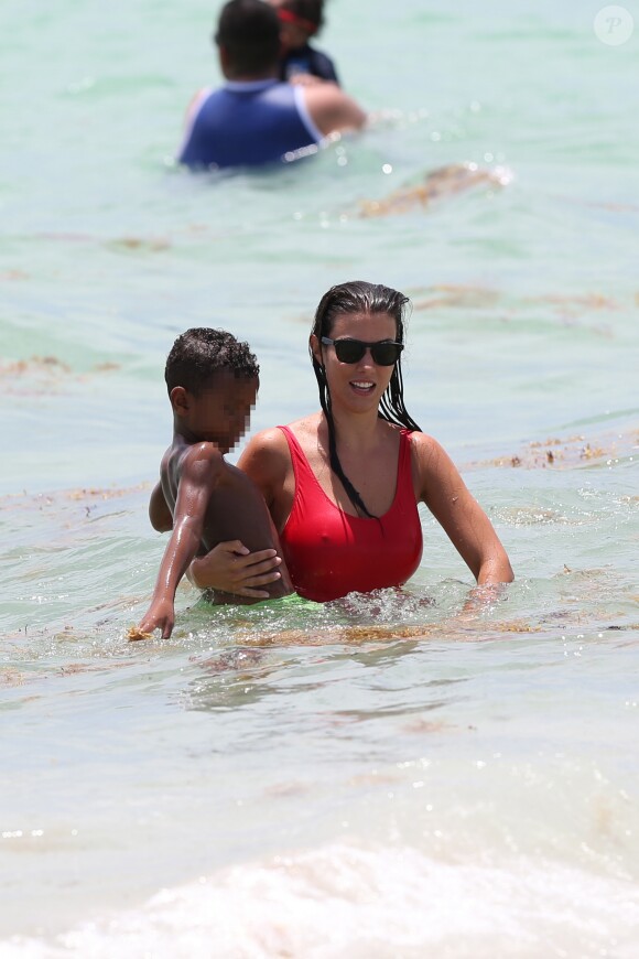 Ludivine Sagna avec son fils sur la plage de Miami, le 12 juillet 2017. © CPA/Bestimage