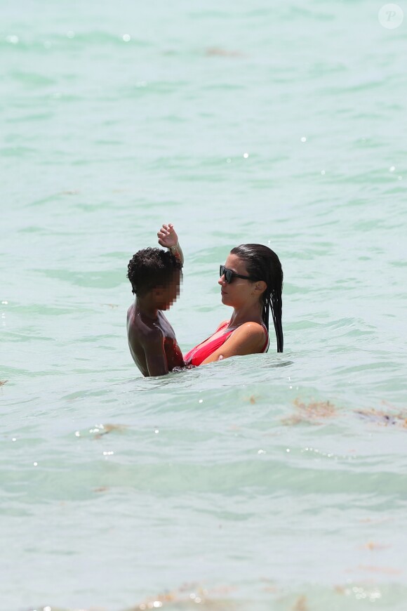 Ludivine Sagna avec son fils sur la plage de Miami, le 12 juillet 2017. © CPA/Bestimage