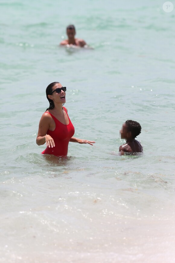 Ludivine Sagna avec son fils sur la plage de Miami, le 12 juillet 2017. © CPA/Bestimage