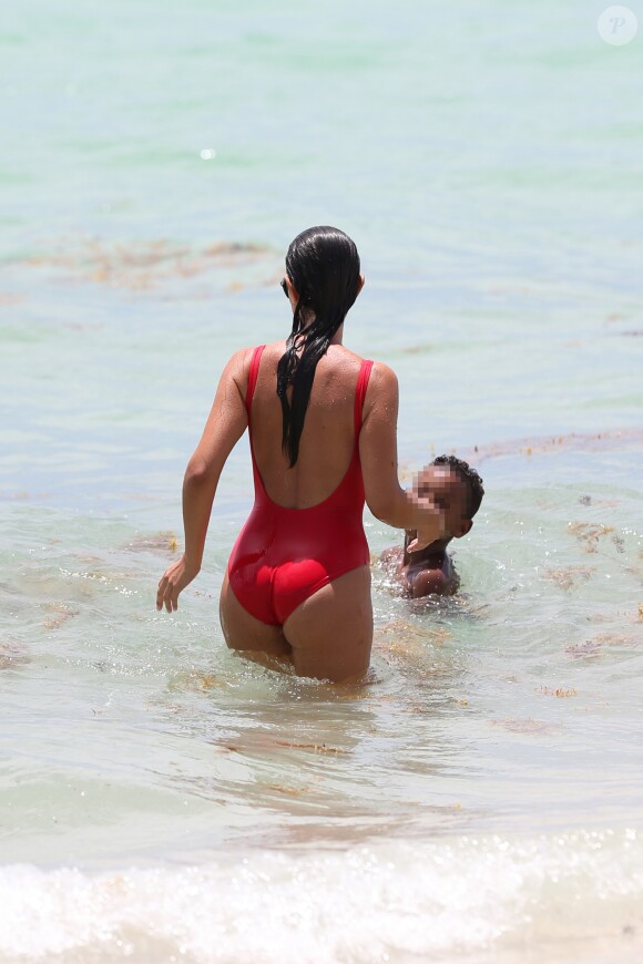 Ludivine Sagna avec son fils sur la plage de Miami, le 12 juillet 2017. © CPA/Bestimage