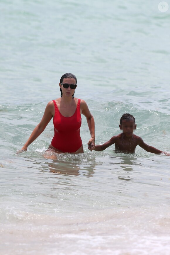 Ludivine Sagna avec son fils sur la plage de Miami, le 12 juillet 2017. © CPA/Bestimage