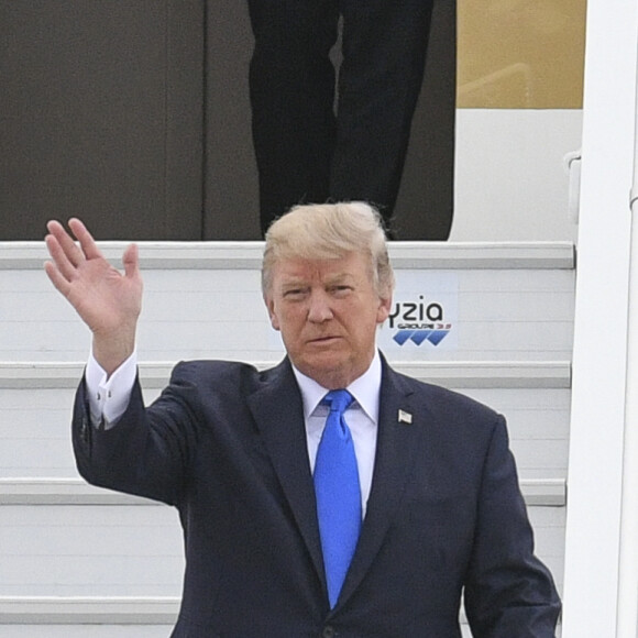 Le président américain Donald J. Trump et sa femme Melania arrivent à bord d'Air Force One sur le tarmac de l'aéroport d'Orly, le 13 juillet 2017. © Pierre Perusseau/Bestimage