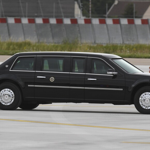 Le président américain Donald J. Trump et sa femme Melania arrivent à bord d'Air Force One sur le tarmac de l'aéroport d'Orly, le 13 juillet 2017. © Pierre Perusseau/Bestimage