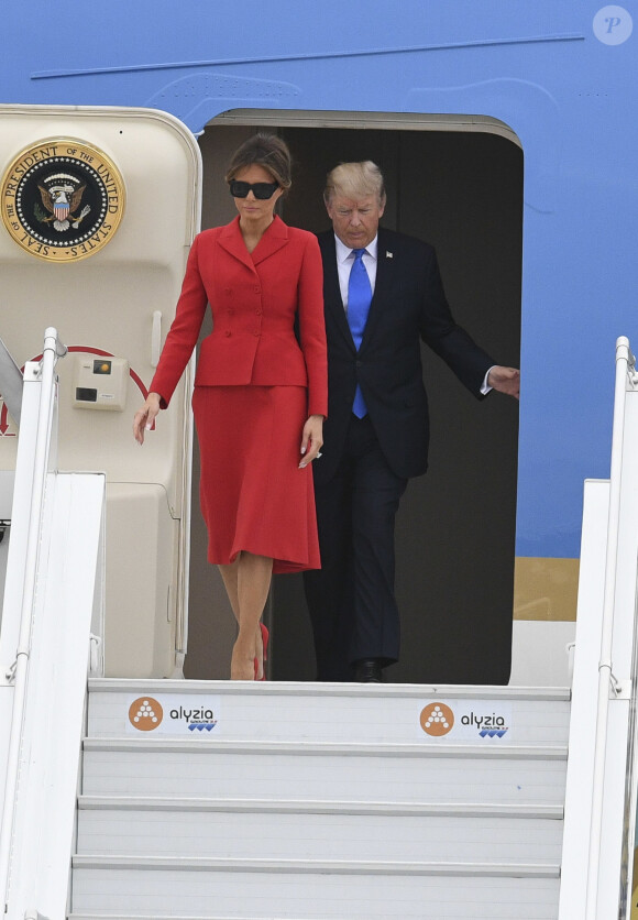 Le président américain Donald J. Trump et sa femme Melania arrivent à bord d'Air Force One sur le tarmac de l'aéroport d'Orly, le 13 juillet 2017. © Pierre Perusseau/Bestimage