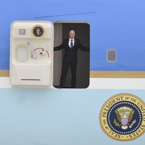 Le président américain Donald J. Trump et sa femme Melania arrivent à bord d'Air Force One sur le tarmac de l'aéroport d'Orly, le 13 juillet 2017. © Pierre Perusseau/Bestimage