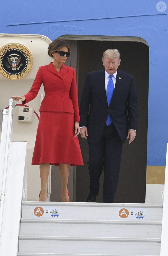 Le président américain Donald J. Trump et sa femme Melania arrivent à bord d'Air Force One sur le tarmac de l'aéroport d'Orly, le 13 juillet 2017. © Pierre Perusseau/Bestimage
