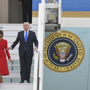 Le président américain Donald J. Trump et sa femme Melania arrivent à bord d'Air Force One sur le tarmac de l'aéroport d'Orly, le 13 juillet 2017. © Pierre Perusseau/Bestimage