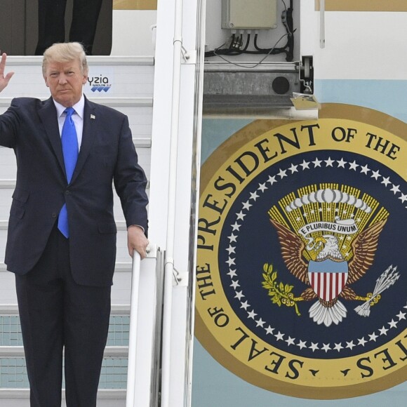 Le président américain Donald J. Trump et sa femme Melania arrivent à bord d'Air Force One sur le tarmac de l'aéroport d'Orly, le 13 juillet 2017. © Pierre Perusseau/Bestimage
