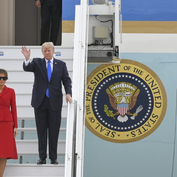 Le président américain Donald J. Trump et sa femme Melania arrivent à bord d'Air Force One sur le tarmac de l'aéroport d'Orly, le 13 juillet 2017. © Pierre Perusseau/Bestimage