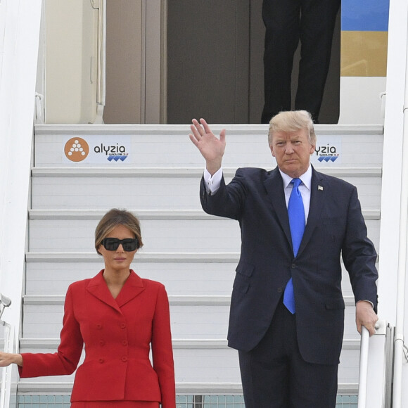 Le président américain Donald J. Trump et sa femme Melania arrivent à bord d'Air Force One sur le tarmac de l'aéroport d'Orly, le 13 juillet 2017. © Pierre Perusseau/Bestimage