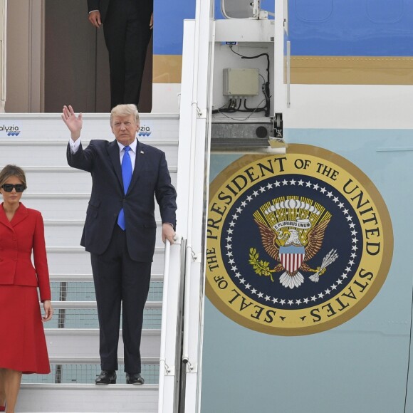 Le président américain Donald J. Trump et sa femme Melania arrivent à bord d'Air Force One sur le tarmac de l'aéroport d'Orly, le 13 juillet 2017. © Pierre Perusseau/Bestimage