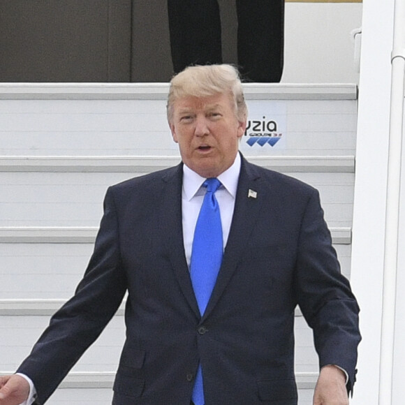 Le président américain Donald J. Trump et sa femme Melania arrivent à bord d'Air Force One sur le tarmac de l'aéroport d'Orly, le 13 juillet 2017. © Pierre Perusseau/Bestimage