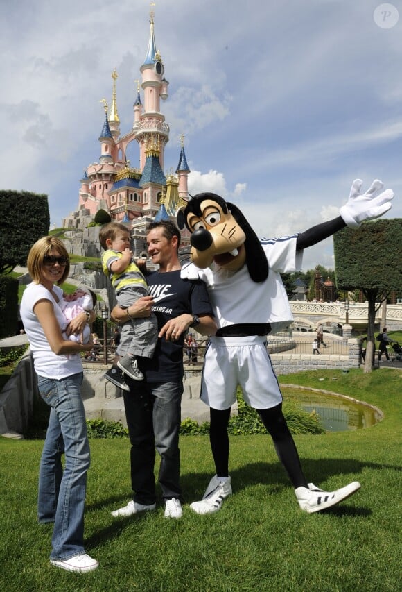 Thomas Voeckler avec sa femme Julie et leur fils Mahe à Disneyland Paris le 25 juillet 2011, après l'arrivée du Tour de France.