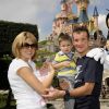 Thomas Voeckler avec sa femme Julie et leur fils Mahe à Disneyland Paris le 25 juillet 2011, après l'arrivée du Tour de France.