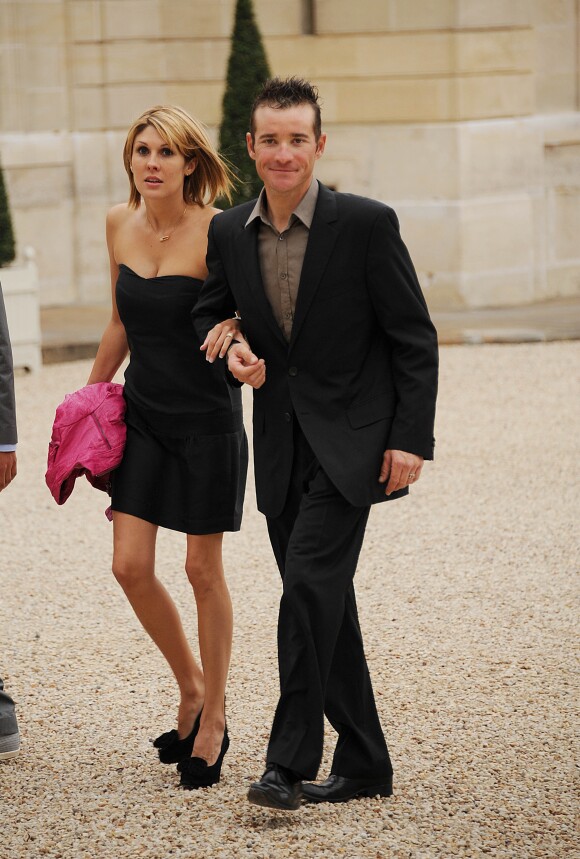 Thomas Voeckler et sa femme Julie dans la cour de l'Elysée le 24 juillet 2011.