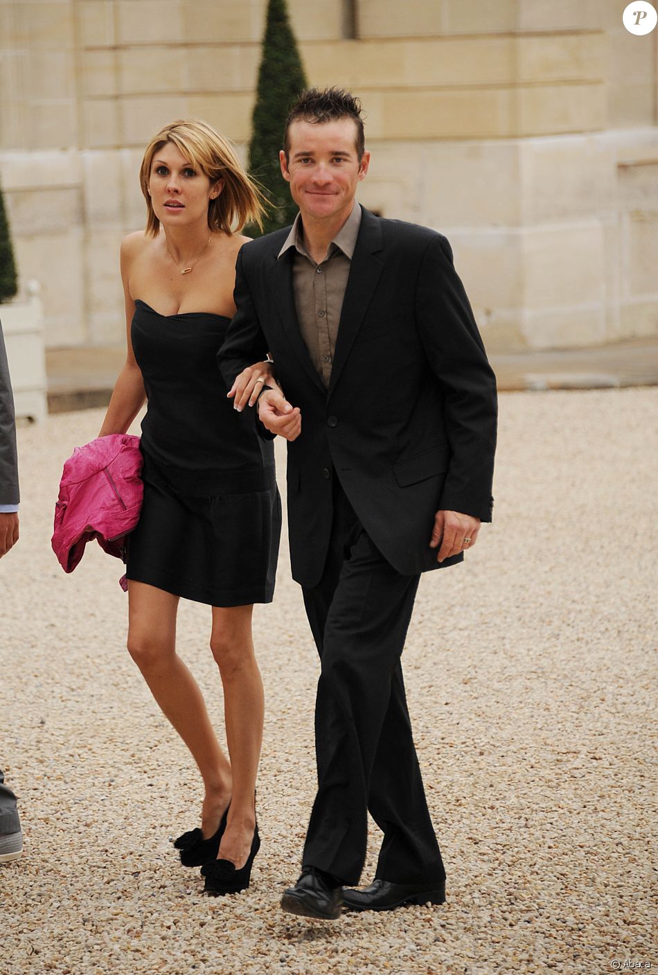 Thomas Voeckler et sa femme Julie dans la cour de l'Elysée le 24