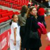 Janice, la mère de Rio Ferdinand, avec Sian (la soeur de Rio) à Manchester en 2002.