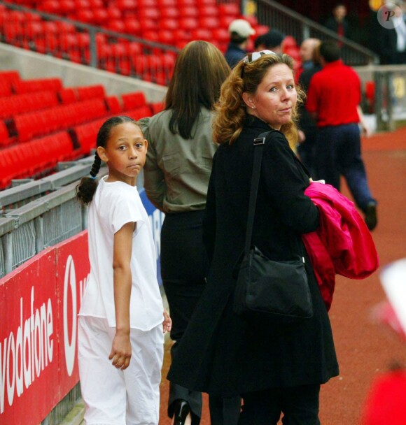 Janice, la mère de Rio Ferdinand, avec Sian (la soeur de Rio) à Manchester en 2002.