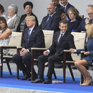 Emmanuel Macron, sa femme Brigitte Macron (Trogneux) , Donald Trump et sa femme Melanie Trump lors du défilé du 14 juillet (fête nationale) à Paris