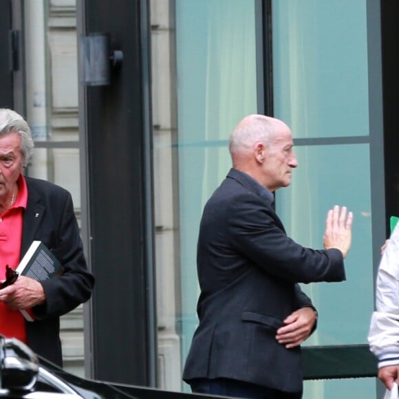 Exclusif - Alain Delon et Valérie Trierweiler sortent du restaurant "Le Berkeley" à Paris le 1er juillet 2017.