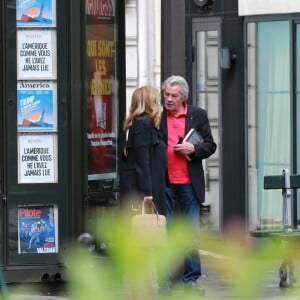 Exclusif - Alain Delon et Valérie Trierweiler sortent du restaurant "Le Berkeley" à Paris le 1er juillet 2017.