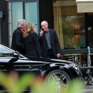 Exclusif - Alain Delon et Valérie Trierweiler sortent du restaurant "Le Berkeley" à Paris le 1er juillet 2017.