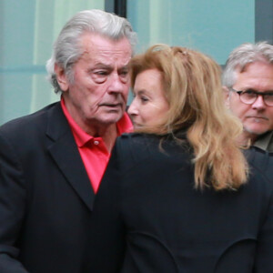 Exclusif - Alain Delon et Valérie Trierweiler sortent du restaurant "Le Berkeley" à Paris le 1er juillet 2017.