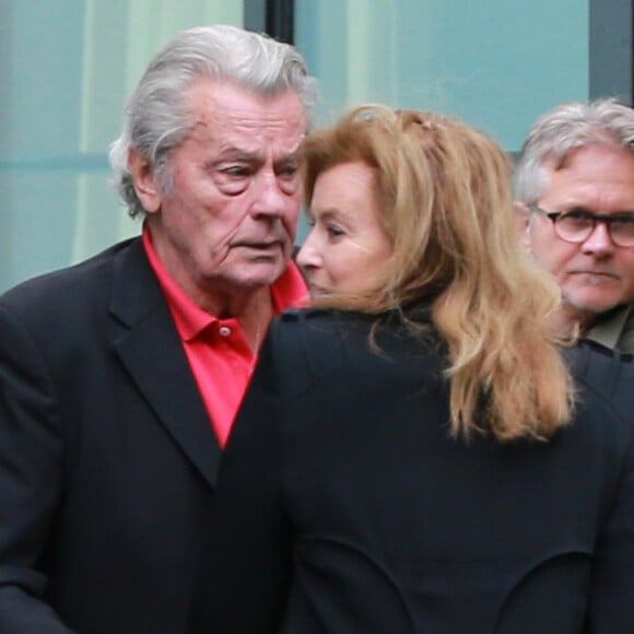 Exclusif - Alain Delon et Valérie Trierweiler sortent du restaurant "Le Berkeley" à Paris le 1er juillet 2017.