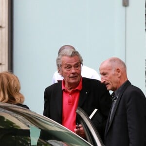 Exclusif - Alain Delon et Valérie Trierweiler sortent du restaurant "Le Berkeley" à Paris le 1er juillet 2017.