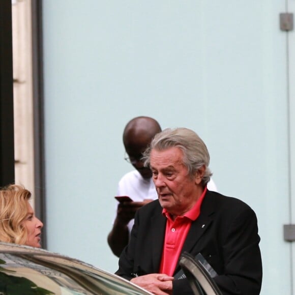 Exclusif - Alain Delon et Valérie Trierweiler sortent du restaurant "Le Berkeley" à Paris le 1er juillet 2017.