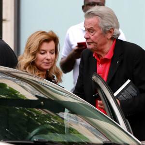 Exclusif - Alain Delon et Valérie Trierweiler sortent du restaurant "Le Berkeley" à Paris le 1er juillet 2017.