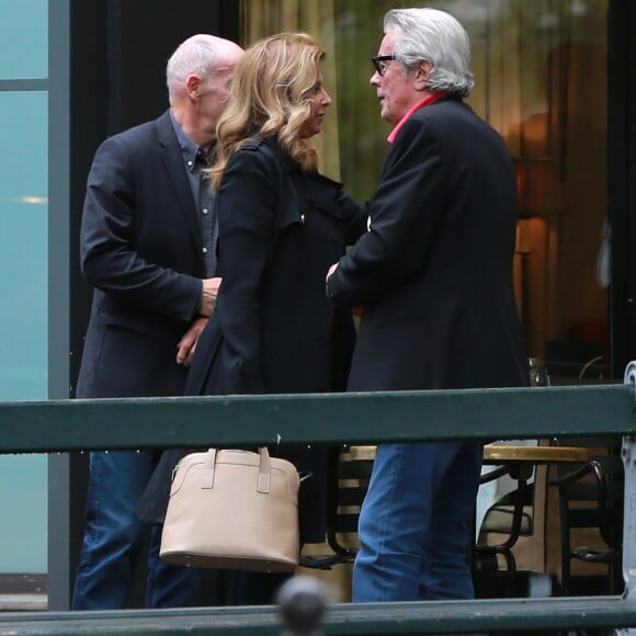 Exclusif - Alain Delon et Valérie Trierweiler sortent du restaurant "Le Berkeley" à Paris le 1er juillet 2017.