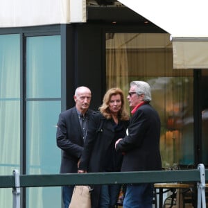 Exclusif - Alain Delon et Valérie Trierweiler sortent du restaurant "Le Berkeley" à Paris le 1er juillet 2017.