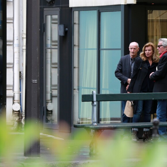 Exclusif - Alain Delon et Valérie Trierweiler sortent du restaurant "Le Berkeley" à Paris le 1er juillet 2017.