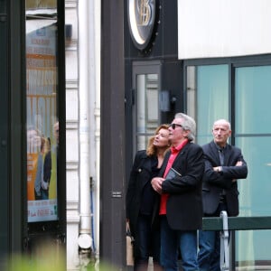 Exclusif - Alain Delon et Valérie Trierweiler sortent du restaurant "Le Berkeley" à Paris le 1er juillet 2017.