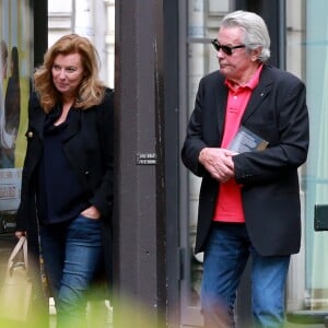 Exclusif - Alain Delon et Valérie Trierweiler sortent du restaurant "Le Berkeley" à Paris le 1er juillet 2017.